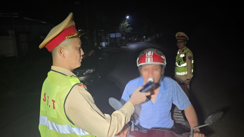 CSGT Y&ecirc;n B&aacute;i điều tra cơ bản, kh&eacute;p k&iacute;n địa b&agrave;n, xử l&yacute; đ&uacute;ng đối tượng để k&eacute;o giảm tai nạn- Ảnh 7.