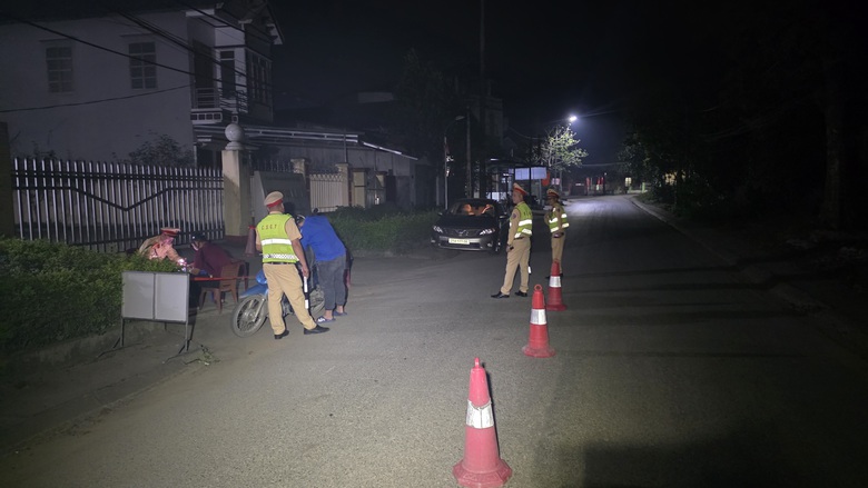 CSGT Y&ecirc;n B&aacute;i điều tra cơ bản, kh&eacute;p k&iacute;n địa b&agrave;n, xử l&yacute; đ&uacute;ng đối tượng để k&eacute;o giảm tai nạn- Ảnh 8.