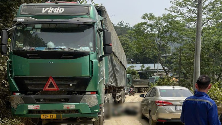 L&agrave;o Cai: Tai nạn giao th&ocirc;ng li&ecirc;n ho&agrave;n tr&ecirc;n quốc lộ 279, một người tử vong- Ảnh 1.