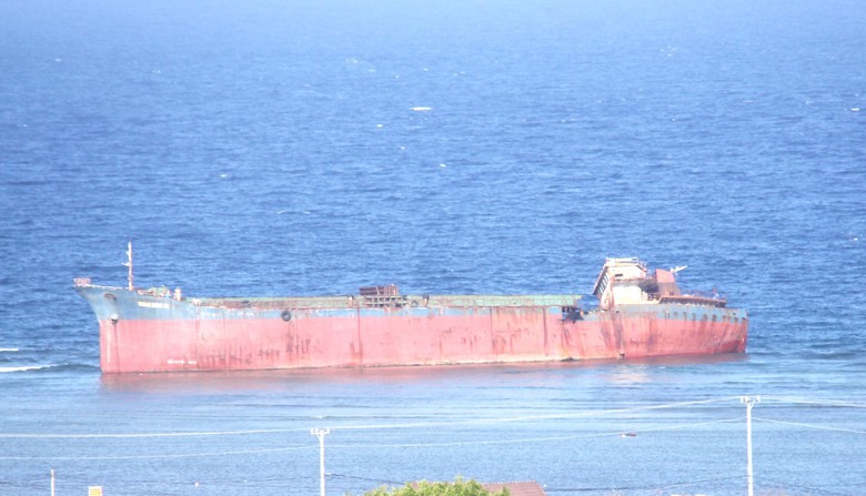 T&agrave;u h&agrave;ng ngh&igrave;n tấn mắc cạn ở biển Mũi Dinh xuống cấp, nguy cơ g&atilde;y đổ- Ảnh 1.