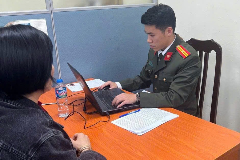 Hà Nội: Xử lý 5 đối tượng "cò mồi" tại các điểm cấp, đổi giấy phép lái xe- Ảnh 1. Hà Nội: Xử lý 5 đối tượng "cò mồi" tại các điểm cấp, đổi giấy phép lái xe- Ảnh 1.