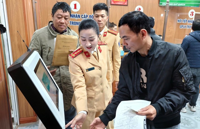 Hà Nội: Xử lý 5 đối tượng "cò mồi" tại các điểm cấp, đổi giấy phép lái xe- Ảnh 2. Hà Nội: Xử lý 5 đối tượng "cò mồi" tại các điểm cấp, đổi giấy phép lái xe- Ảnh 2.