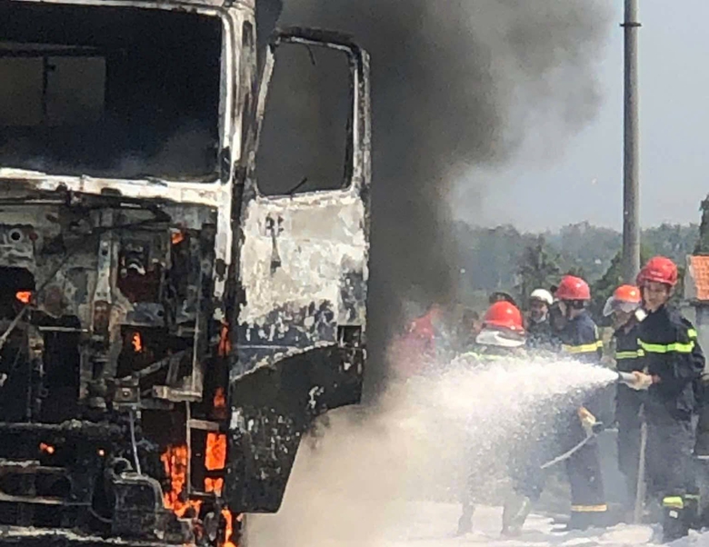 Xe tải lưu thông trên QL1 qua Quảng Ngãi bất ngờ bốc cháy- Ảnh 1. Xe tải lưu thông trên QL1 qua Quảng Ngãi bất ngờ bốc cháy- Ảnh 1.