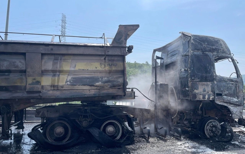 Xe tải lưu thông trên QL1 qua Quảng Ngãi bất ngờ bốc cháy- Ảnh 3. Xe tải lưu thông trên QL1 qua Quảng Ngãi bất ngờ bốc cháy- Ảnh 3.