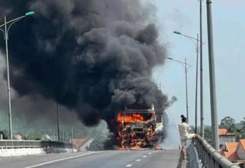 Xe tải lưu th&ocirc;ng tr&ecirc;n QL1 qua Quảng Ng&atilde;i bất ngờ bốc ch&aacute;y- Ảnh 2.