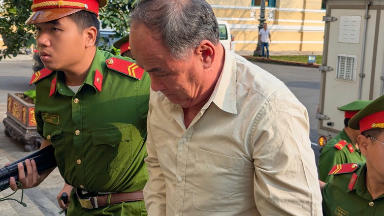 Cựu Chủ tịch An Giang Nguyễn Thanh B&igrave;nh lĩnh 8 năm 6 th&aacute;ng t&ugrave;- Ảnh 1.