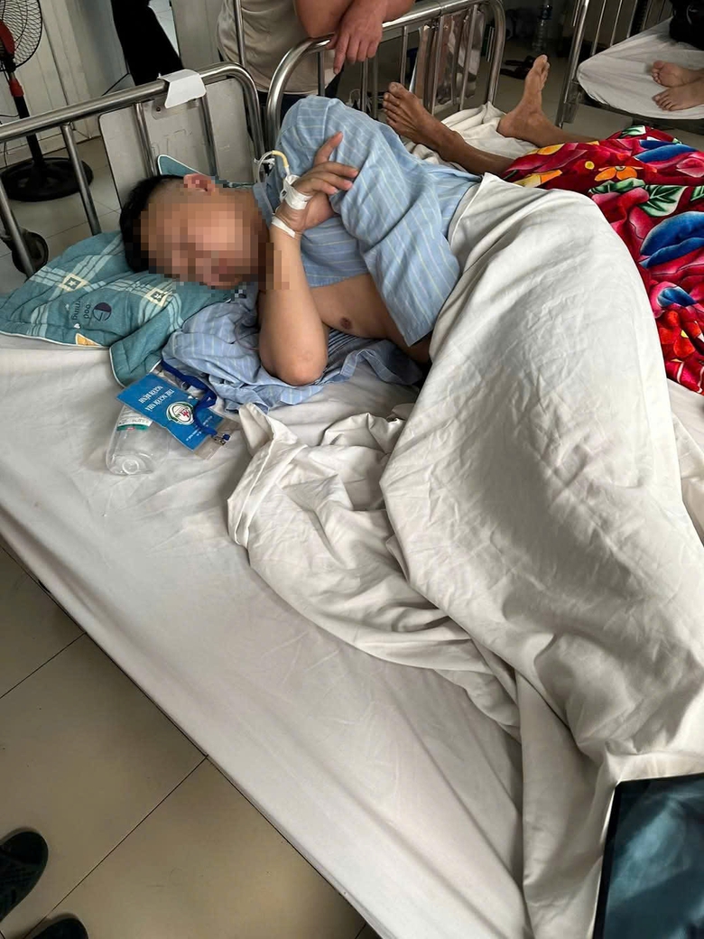 Mâu thuẫn khi tham gia giao thông, tài xế và phụ xe khách bị đánh gục trên đường- Ảnh 2. Mâu thuẫn khi tham gia giao thông, tài xế và phụ xe khách bị đánh gục trên đường- Ảnh 2.