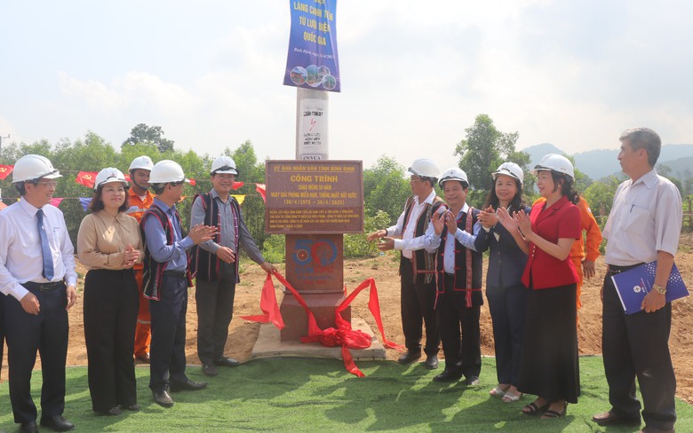 Th&ocirc;n cuối c&ugrave;ng ở B&igrave;nh Định được thắp s&aacute;ng, d&acirc;n bản vui v&igrave; được xem tivi