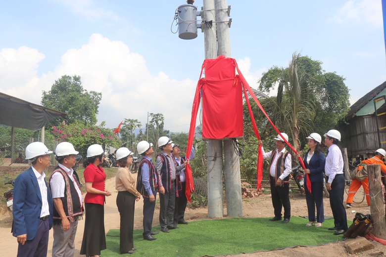 Thôn cuối cùng ở Bình Định được thắp sáng, dân bản vui vì được xem tivi- Ảnh 4. Thôn cuối cùng ở Bình Định được thắp sáng, dân bản vui vì được xem tivi- Ảnh 4.