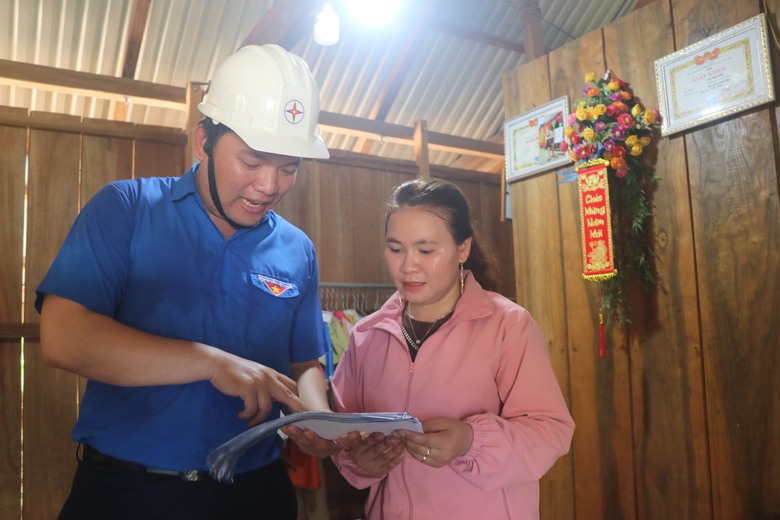 Thôn cuối cùng ở Bình Định được thắp sáng, dân bản vui vì được xem tivi- Ảnh 6. Thôn cuối cùng ở Bình Định được thắp sáng, dân bản vui vì được xem tivi- Ảnh 6.