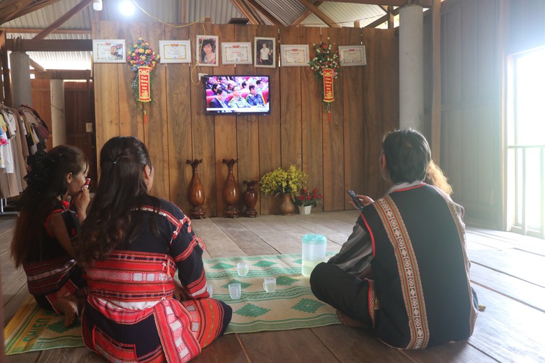 Thôn cuối cùng ở Bình Định được thắp sáng, dân bản vui vì được xem tivi- Ảnh 5. Thôn cuối cùng ở Bình Định được thắp sáng, dân bản vui vì được xem tivi- Ảnh 5.