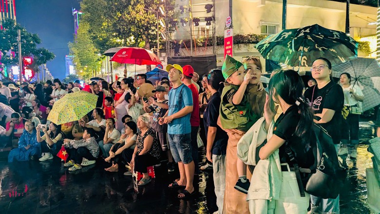 TP.HCM: H&agrave;ng ng&agrave;n người đội mưa chi&ecirc;m ngưỡng m&agrave;n tr&igrave;nh diễn độc đ&aacute;o- Ảnh 6.