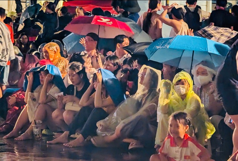 TP.HCM: H&agrave;ng ng&agrave;n người đội mưa chi&ecirc;m ngưỡng m&agrave;n tr&igrave;nh diễn độc đ&aacute;o- Ảnh 5.