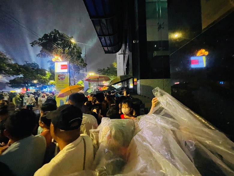TP.HCM: H&agrave;ng ng&agrave;n người đội mưa chi&ecirc;m ngưỡng m&agrave;n tr&igrave;nh diễn độc đ&aacute;o- Ảnh 8.