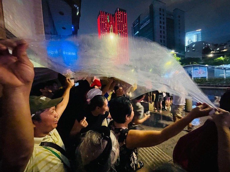 TP.HCM: H&agrave;ng ng&agrave;n người đội mưa chi&ecirc;m ngưỡng m&agrave;n tr&igrave;nh diễn độc đ&aacute;o- Ảnh 7.