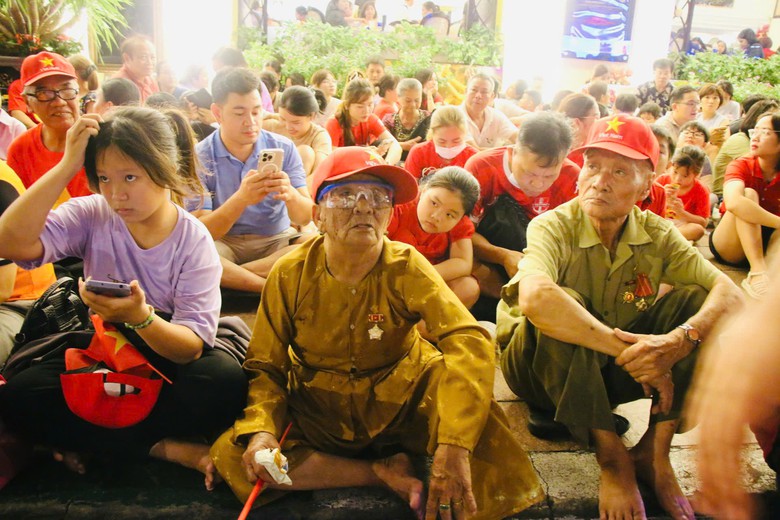 TP.HCM: H&agrave;ng ng&agrave;n người đội mưa chi&ecirc;m ngưỡng m&agrave;n tr&igrave;nh diễn độc đ&aacute;o- Ảnh 3.