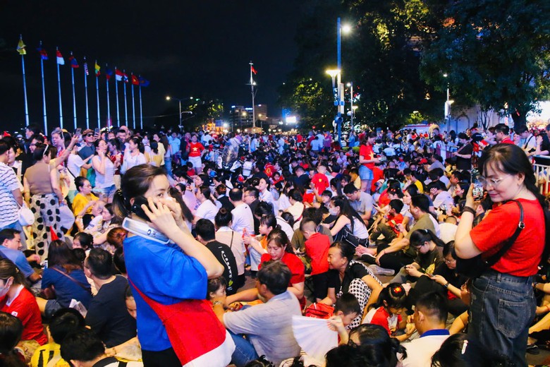 TP.HCM: H&agrave;ng ng&agrave;n người đội mưa chi&ecirc;m ngưỡng m&agrave;n tr&igrave;nh diễn độc đ&aacute;o- Ảnh 2.