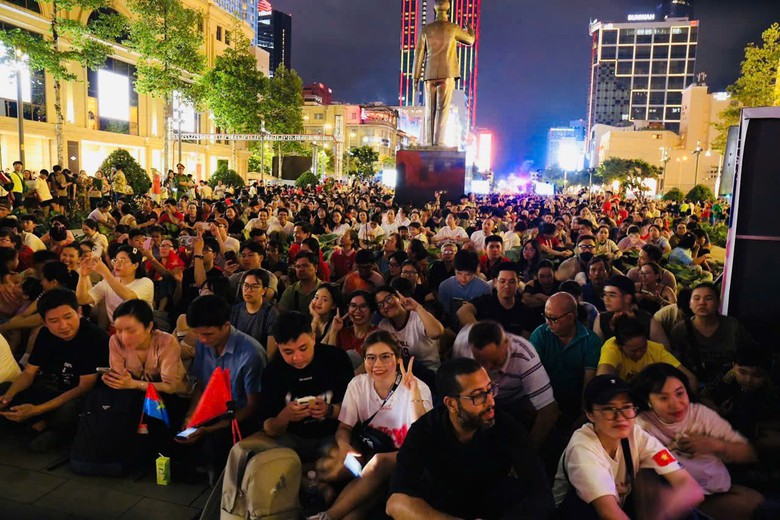 TP.HCM: H&agrave;ng ng&agrave;n người đội mưa chi&ecirc;m ngưỡng m&agrave;n tr&igrave;nh diễn độc đ&aacute;o- Ảnh 1.