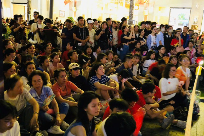 TP.HCM: H&agrave;ng ng&agrave;n người đội mưa chi&ecirc;m ngưỡng m&agrave;n tr&igrave;nh diễn độc đ&aacute;o- Ảnh 4.