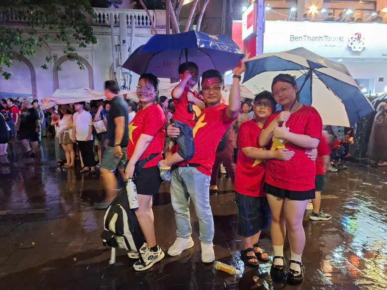 TP.HCM: H&agrave;ng ng&agrave;n người đội mưa chi&ecirc;m ngưỡng m&agrave;n tr&igrave;nh diễn độc đ&aacute;o- Ảnh 11.