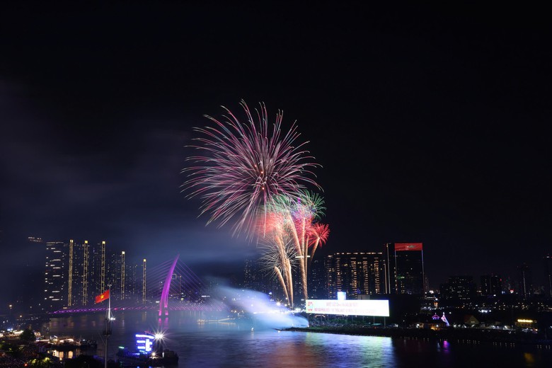 TP.HCM: H&agrave;ng ng&agrave;n người đội mưa chi&ecirc;m ngưỡng m&agrave;n tr&igrave;nh diễn độc đ&aacute;o- Ảnh 17.