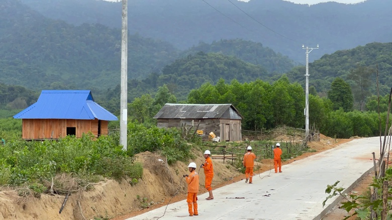 Thôn cuối cùng ở Bình Định được thắp sáng, dân bản vui vì được xem tivi- Ảnh 2. Thôn cuối cùng ở Bình Định được thắp sáng, dân bản vui vì được xem tivi- Ảnh 2.