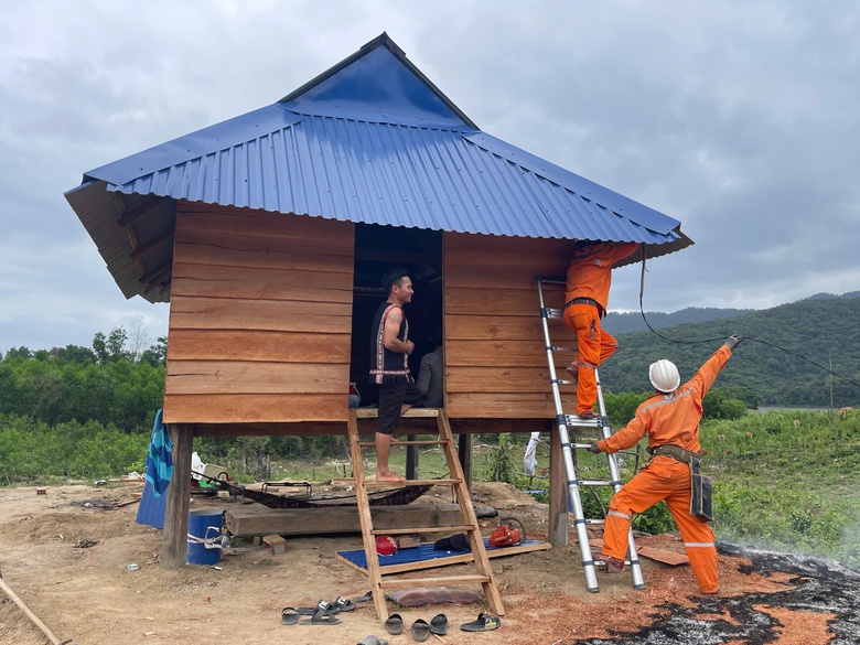 Thôn cuối cùng ở Bình Định được thắp sáng, dân bản vui vì được xem tivi- Ảnh 1. Thôn cuối cùng ở Bình Định được thắp sáng, dân bản vui vì được xem tivi- Ảnh 1.