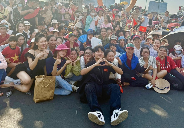 Nhạc sĩ Nguyễn Văn Chung: Kh&ocirc;ng ngờ "Viết tiếp c&acirc;u chuyện h&ograve;a b&igrave;nh" vượt tỷ view sau 1 đ&ecirc;m- Ảnh 2.