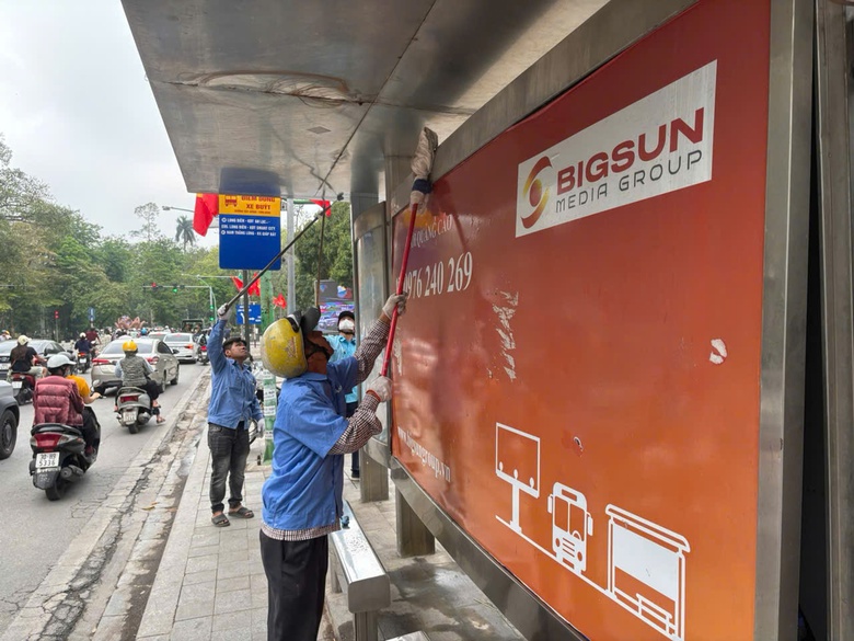 Hà Nội chỉnh trang hệ thống nhà chờ, điểm dừng xe buýt trước dịp nghỉ lễ 30/4- Ảnh 1. Hà Nội chỉnh trang hệ thống nhà chờ, điểm dừng xe buýt trước dịp nghỉ lễ 30/4- Ảnh 1.