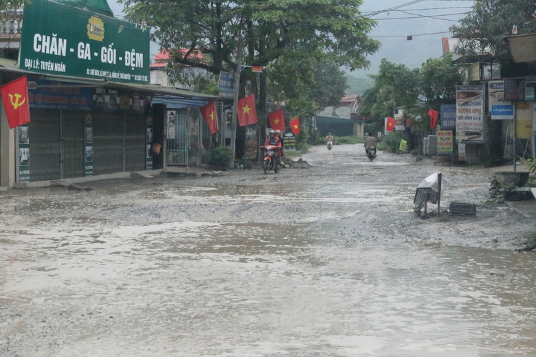 Chi ch&iacute;t hố lớn, hố nhỏ tr&ecirc;n tuyến tỉnh lộ ở Th&aacute;i Nguy&ecirc;n- Ảnh 1.