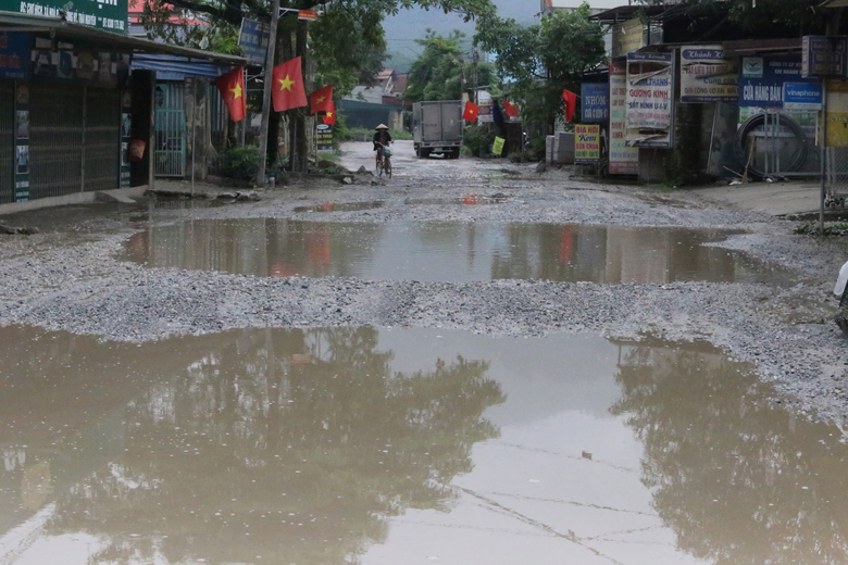 Chi ch&iacute;t hố lớn, hố nhỏ tr&ecirc;n tuyến tỉnh lộ ở Th&aacute;i Nguy&ecirc;n- Ảnh 2.