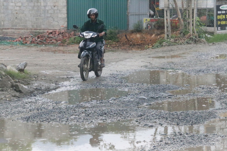 Chi ch&iacute;t hố lớn, hố nhỏ tr&ecirc;n tuyến tỉnh lộ ở Th&aacute;i Nguy&ecirc;n- Ảnh 3.