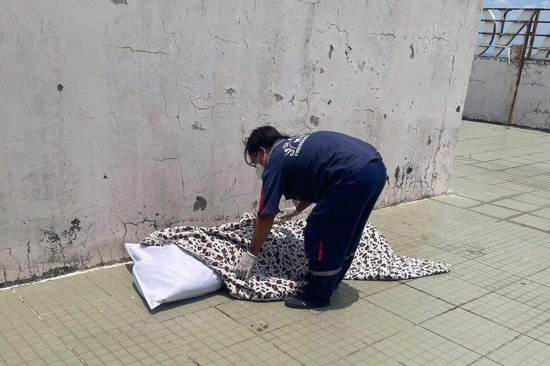 Ph&aacute;t hiện thi thể đang ph&acirc;n hủy tr&ecirc;n s&acirc;n thượng chung cư- Ảnh 2.