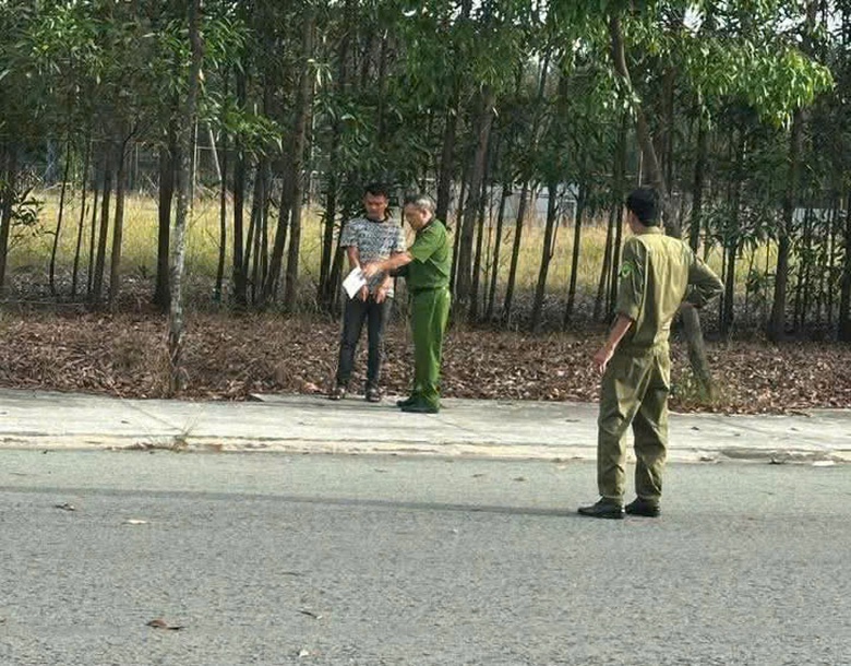 Giả danh cảnh s&aacute;t h&igrave;nh sự cưỡng đoạt t&agrave;i sản người đi đường- Ảnh 2.