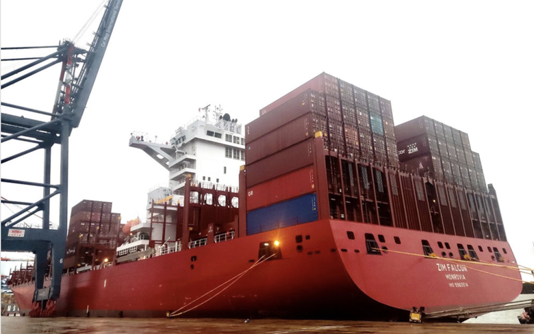 Cảng biển tất bật l&agrave;m h&agrave;ng xuy&ecirc;n lễ