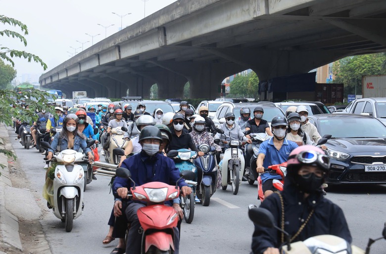 14 người chết vì tai nạn giao thông ngày đầu nghỉ lễ 30/4 - 1/5- Ảnh 2. 14 người chết vì tai nạn giao thông ngày đầu nghỉ lễ 30/4 - 1/5- Ảnh 2.