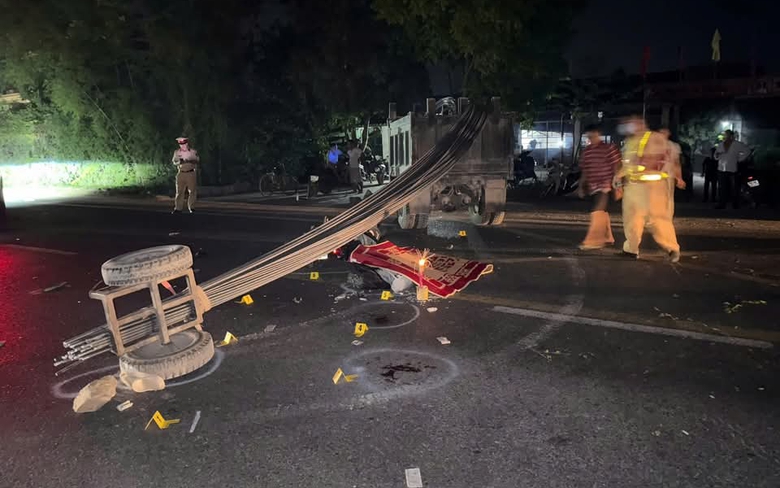 Tạm giữ h&igrave;nh sự l&aacute;i xe tự chế k&eacute;o sắt c&acirc;y, l&agrave;m 2 người đi xe m&aacute;y thương vong