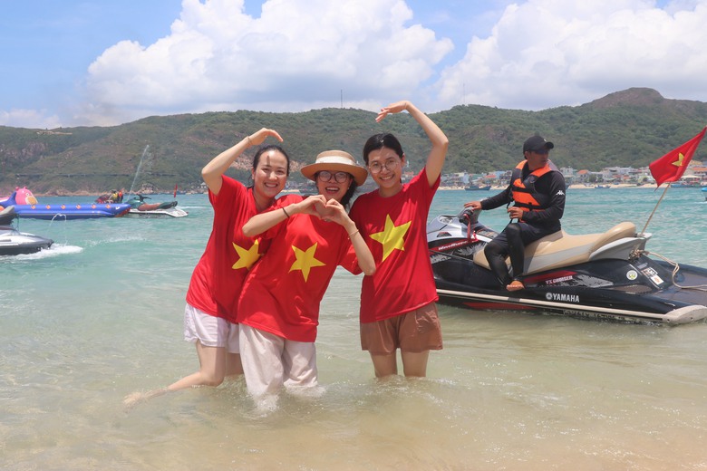 Hàng chục nghìn du khách đổ về biển Bình Định trong ngày đầu kỳ nghỉ lễ- Ảnh 3. Hàng chục nghìn du khách đổ về biển Bình Định trong ngày đầu kỳ nghỉ lễ- Ảnh 3.