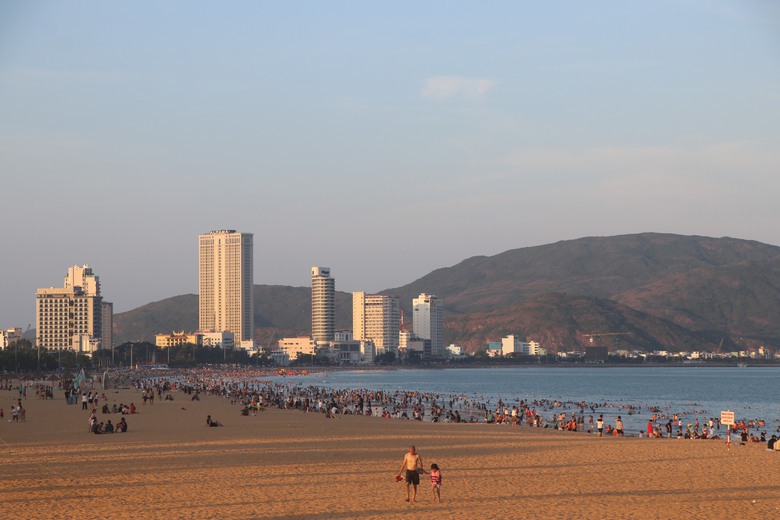 Hàng chục nghìn du khách đổ về biển Bình Định trong ngày đầu kỳ nghỉ lễ- Ảnh 5. Hàng chục nghìn du khách đổ về biển Bình Định trong ngày đầu kỳ nghỉ lễ- Ảnh 5.