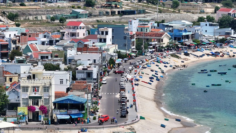 Hàng chục nghìn du khách đổ về biển Bình Định trong ngày đầu kỳ nghỉ lễ- Ảnh 2. Hàng chục nghìn du khách đổ về biển Bình Định trong ngày đầu kỳ nghỉ lễ- Ảnh 2.