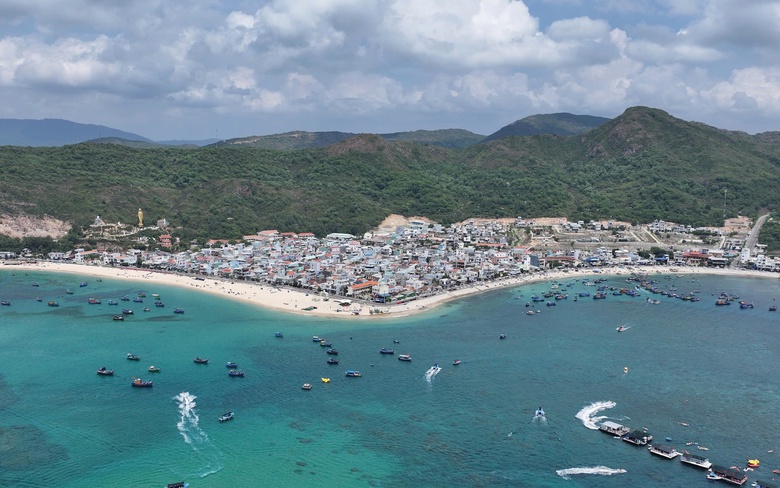 H&agrave;ng chục ngh&igrave;n du kh&aacute;ch đổ về biển B&igrave;nh Định trong ng&agrave;y đầu kỳ nghỉ lễ