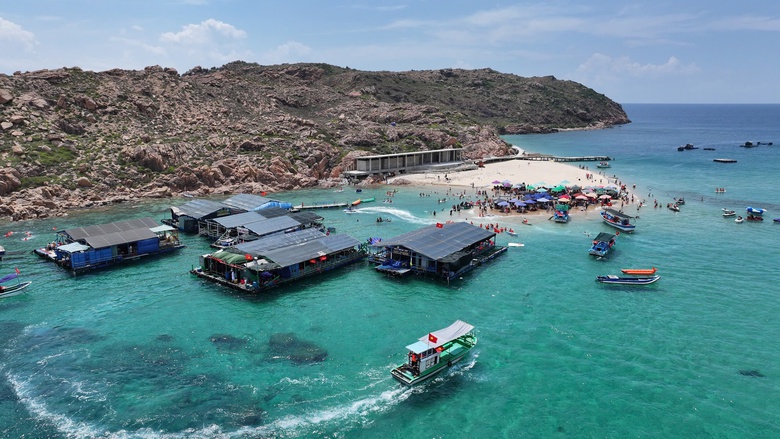 Hàng chục nghìn du khách đổ về biển Bình Định trong ngày đầu kỳ nghỉ lễ- Ảnh 1. Hàng chục nghìn du khách đổ về biển Bình Định trong ngày đầu kỳ nghỉ lễ- Ảnh 1.