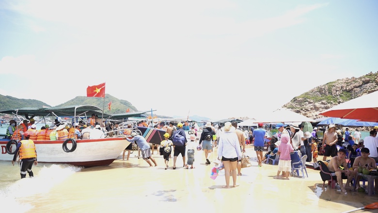 Hàng chục nghìn du khách đổ về biển Bình Định trong ngày đầu kỳ nghỉ lễ- Ảnh 4. Hàng chục nghìn du khách đổ về biển Bình Định trong ngày đầu kỳ nghỉ lễ- Ảnh 4.