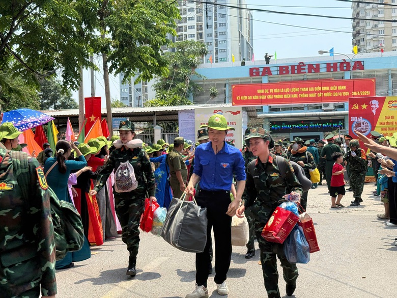 Những chuyến t&agrave;u đặc biệt chở qu&acirc;n nh&acirc;n đo&agrave;n diễu binh, diễu h&agrave;nh đến Đồng Nai- Ảnh 10.