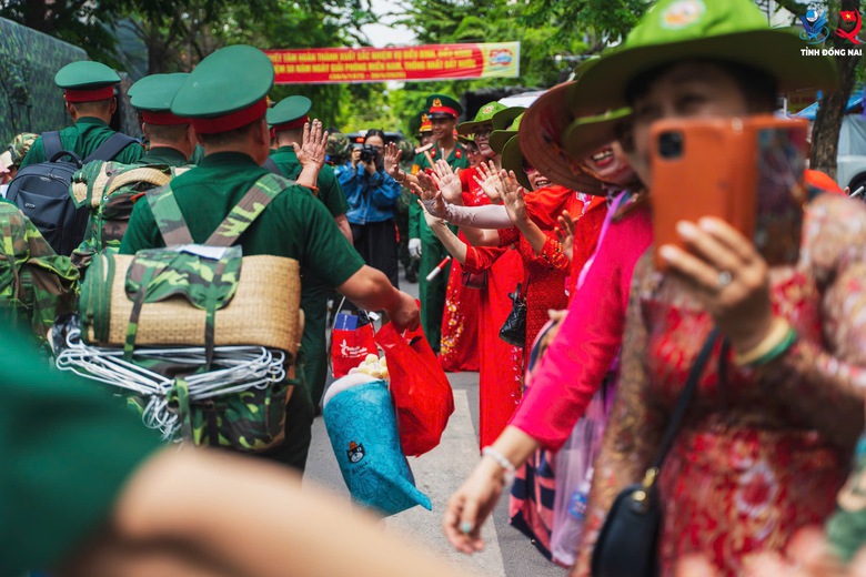 Những chuyến t&agrave;u đặc biệt chở qu&acirc;n nh&acirc;n đo&agrave;n diễu binh, diễu h&agrave;nh đến Đồng Nai- Ảnh 5.