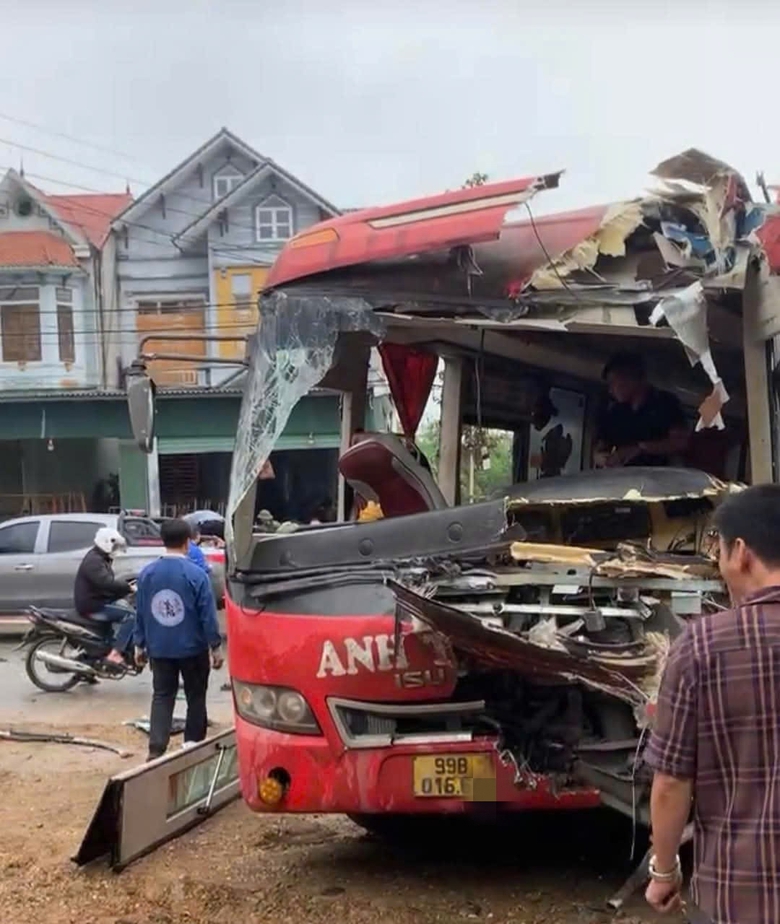 Tuy&ecirc;n Quang: Xe kh&aacute;ch va chạm với xe đầu k&eacute;o rơ-mo&oacute;c, 9 người nhập viện- Ảnh 1.