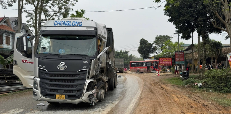 Tuy&ecirc;n Quang: Xe kh&aacute;ch va chạm với xe đầu k&eacute;o rơ-mo&oacute;c, 9 người nhập viện- Ảnh 2.