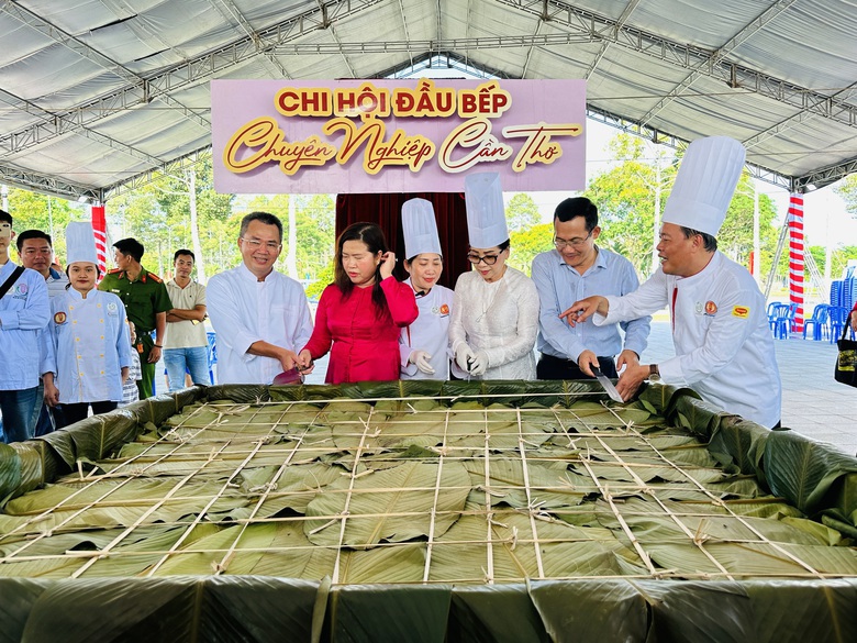 Cận cảnh b&aacute;nh chưng 1,6 tấn tại lễ hội b&aacute;nh d&acirc;n gian ở Cần Thơ- Ảnh 3.