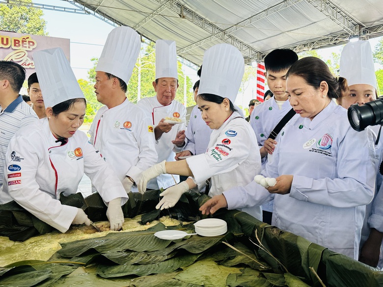 Cận cảnh b&aacute;nh chưng 1,6 tấn tại lễ hội b&aacute;nh d&acirc;n gian ở Cần Thơ- Ảnh 5.