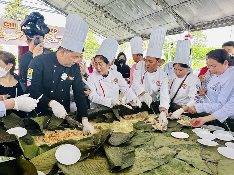 Cận cảnh b&aacute;nh chưng 1,6 tấn tại lễ hội b&aacute;nh d&acirc;n gian ở Cần Thơ- Ảnh 4.